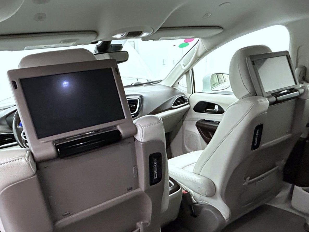 Used 2020 Chrysler Pacifica Touring-L Plus FWD image 21