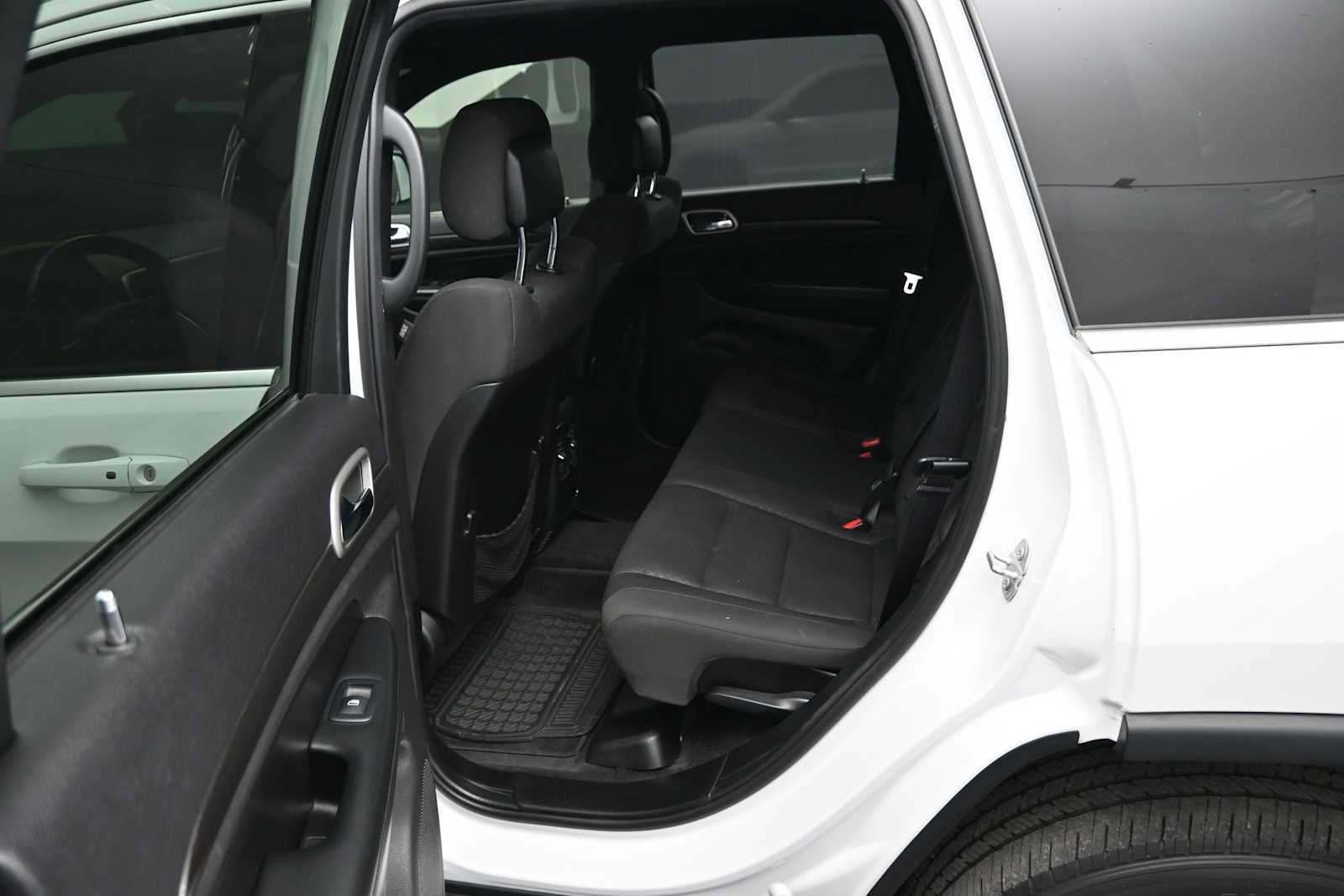 Used 2018 Jeep Grand Cherokee Laredo AWD/4WD image 14
