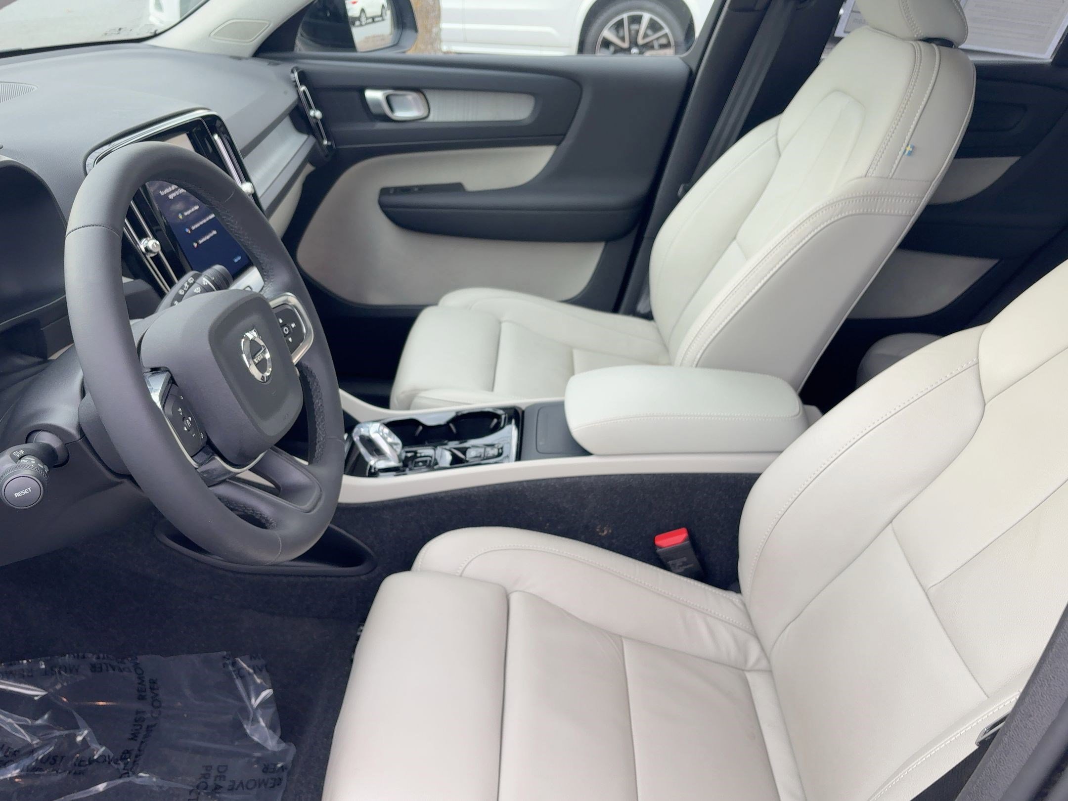 Used 2024 Volvo XC40 B5 Plus w/ Climate Package image 5