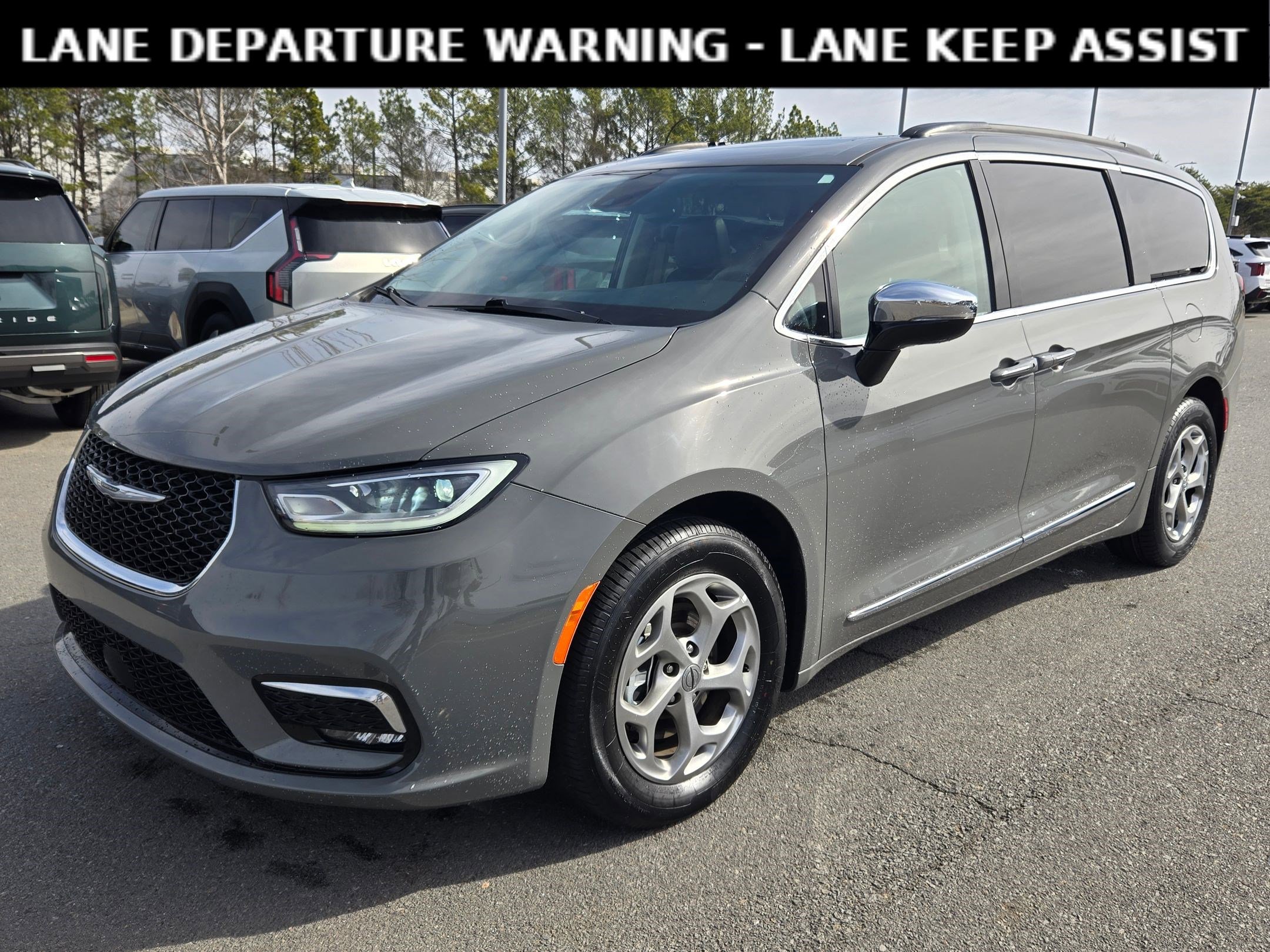 Used 2023 Chrysler Pacifica Limited image 3