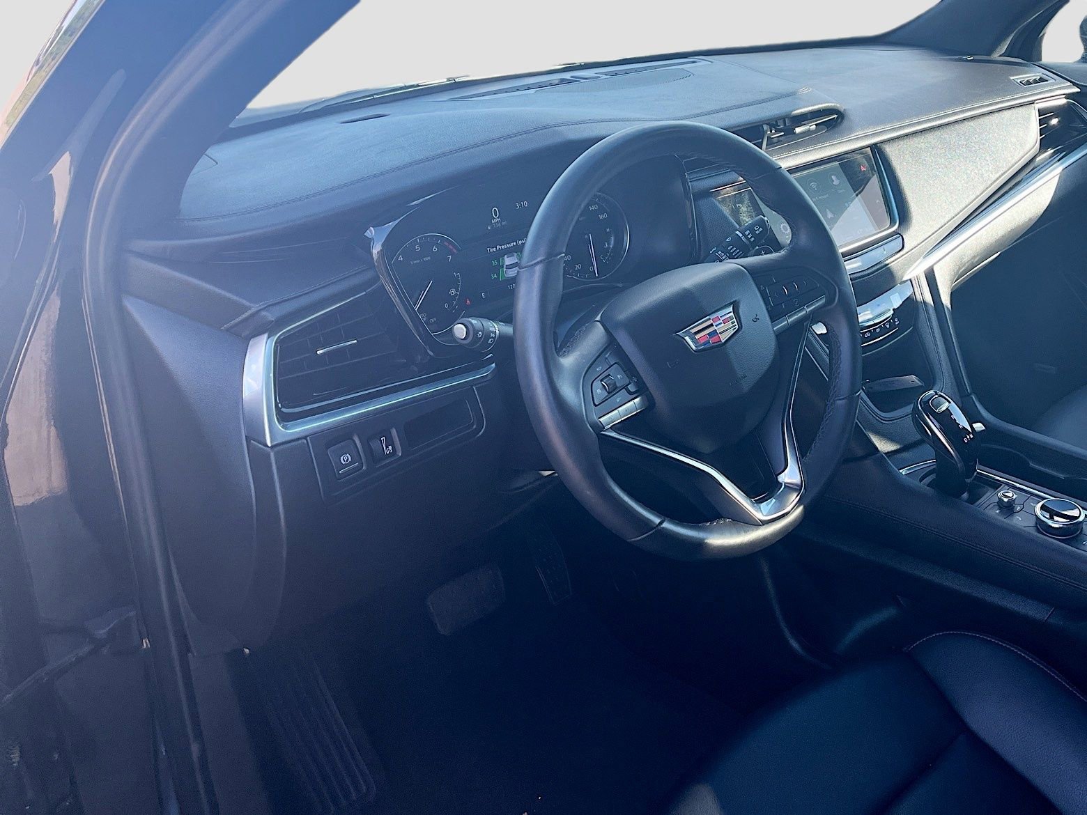 Used 2025 Cadillac XT6 Luxury w/ LPO, Floor Liner Package AWD/4WD image 9