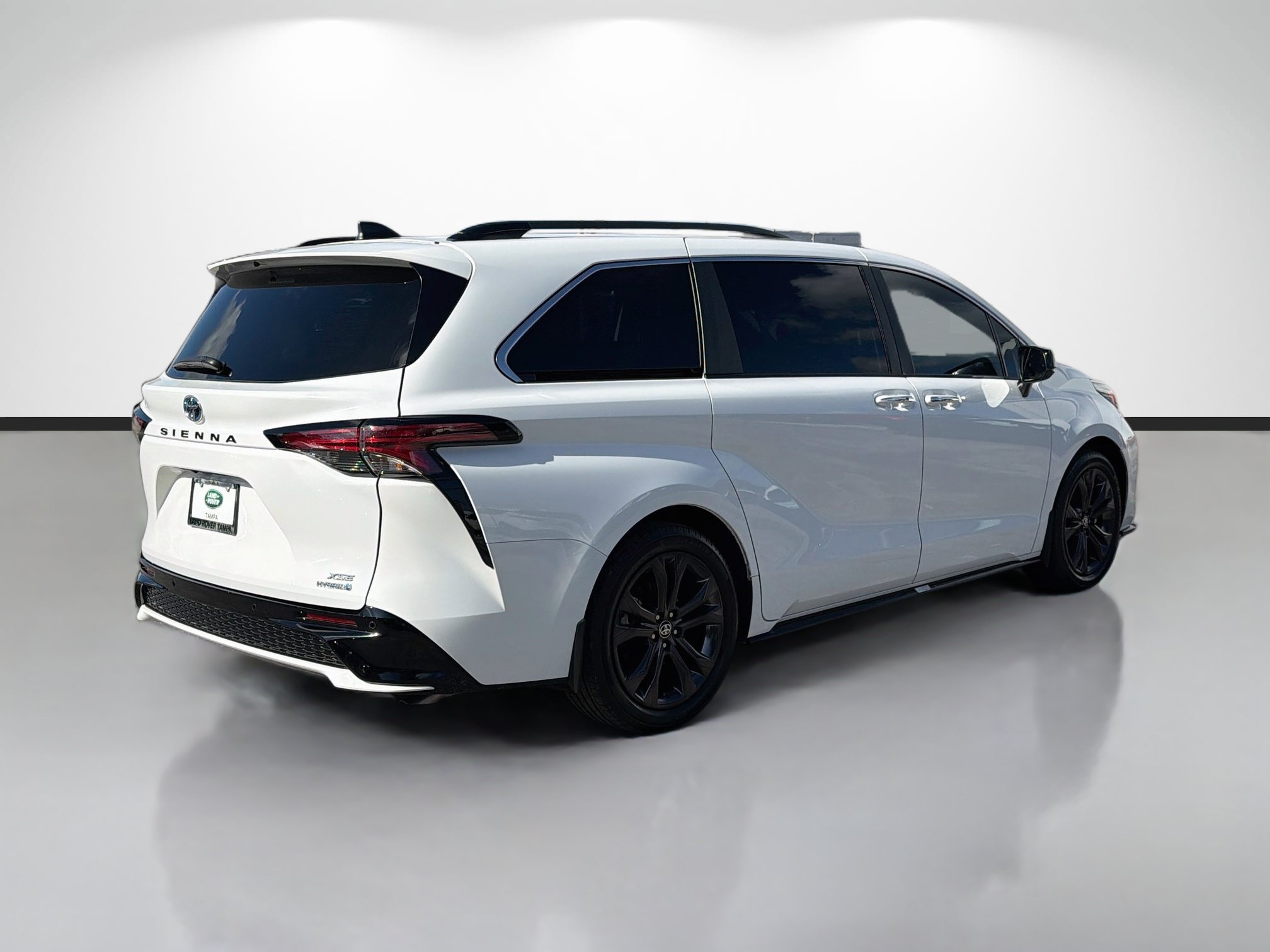 Used 2024 Toyota Sienna XSE w/ XSE Plus Package FWD image 5
