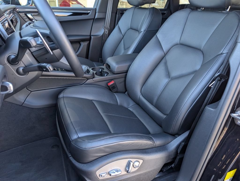 Certified 2025 Porsche Macan AWD/4WD image 5