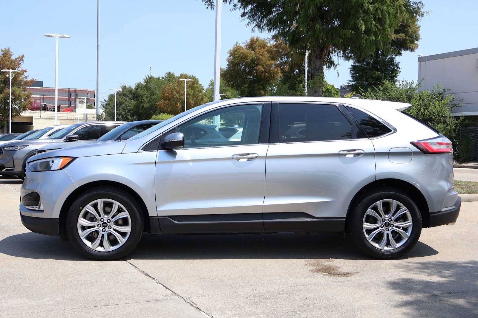 Used 2024 Ford Edge Titanium AWD/4WD image 3