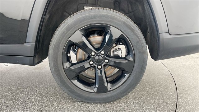 Used 2023 Jeep Grand Cherokee L Limited w/ Black Appearance Package image 48