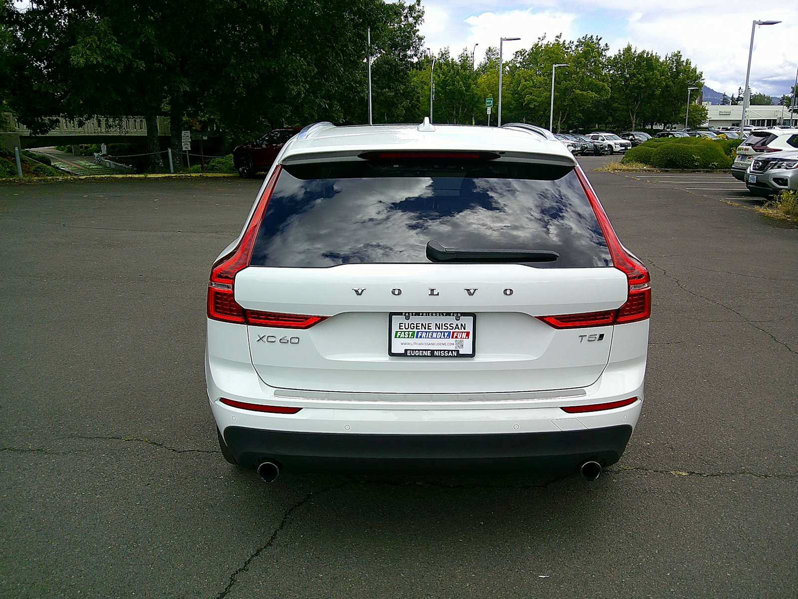 Used 2019 Volvo XC60 T5 Momentum w/ Premium Package AWD/4WD image 4