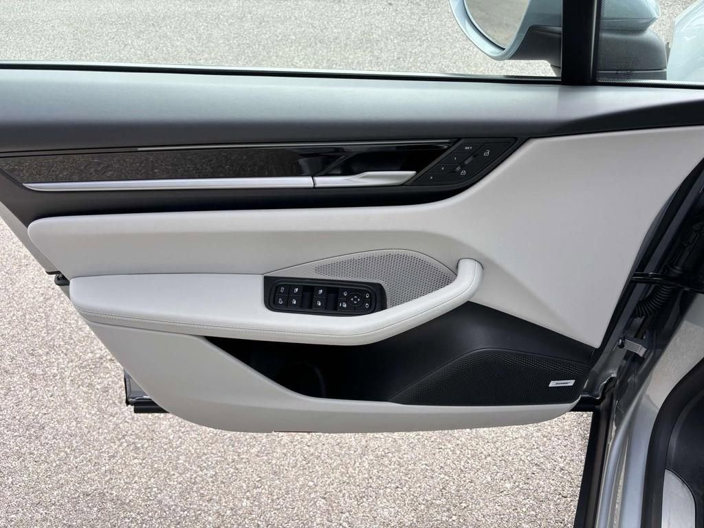 Used 2025 Porsche Macan 4 Electric image 13