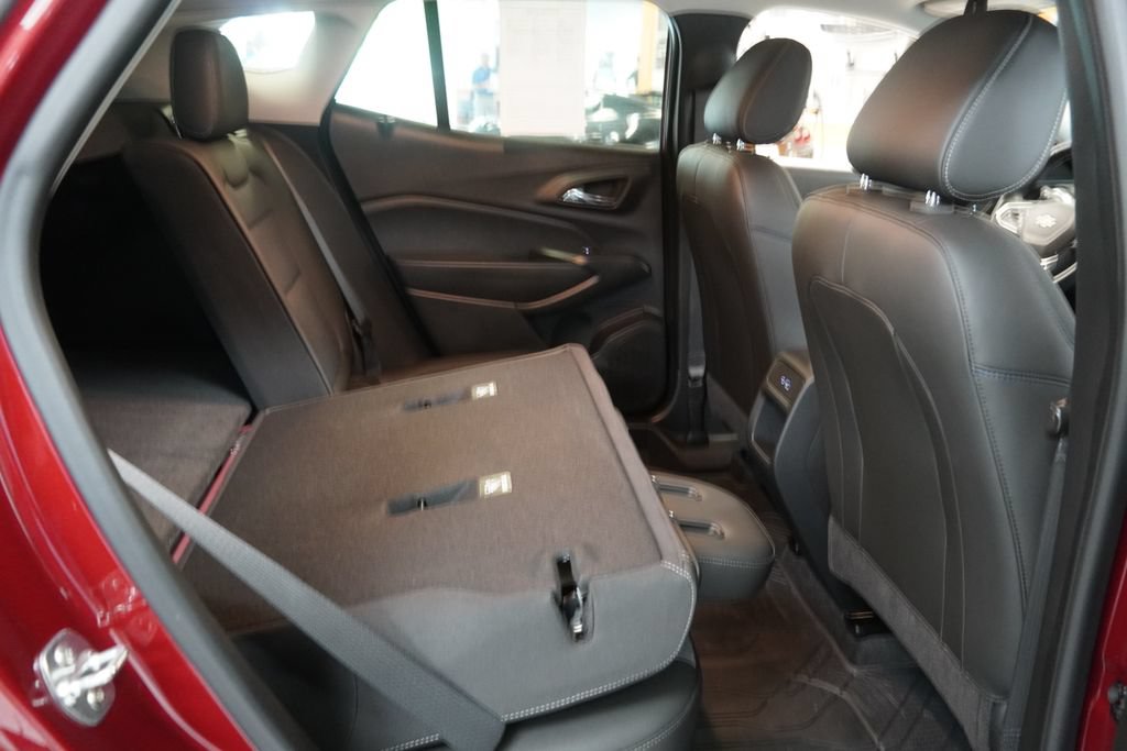 Used 2025 Chevrolet Trax LT w/ Driver Confidence Package FWD image 29