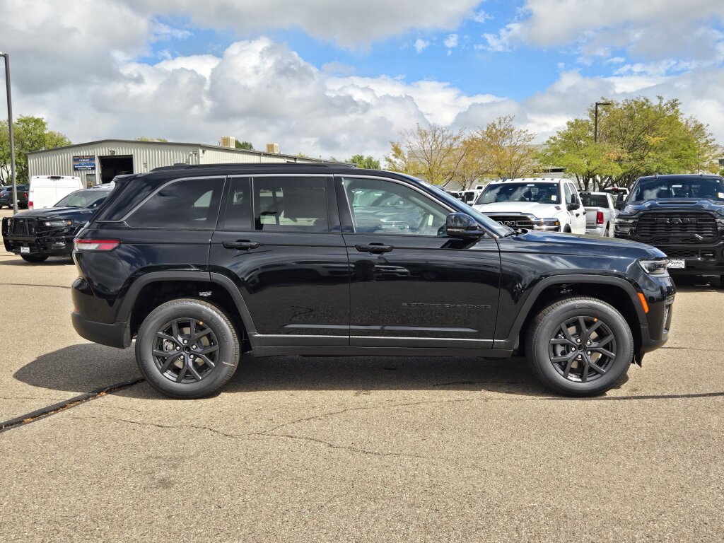 New 2027 Jeep Grand Cherokee Altitude AWD/4WD image 2