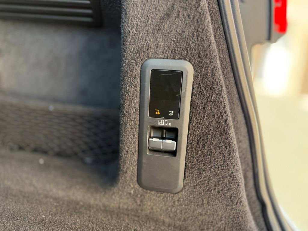 Used 2025 Land Rover Range Rover Sport SE image 27