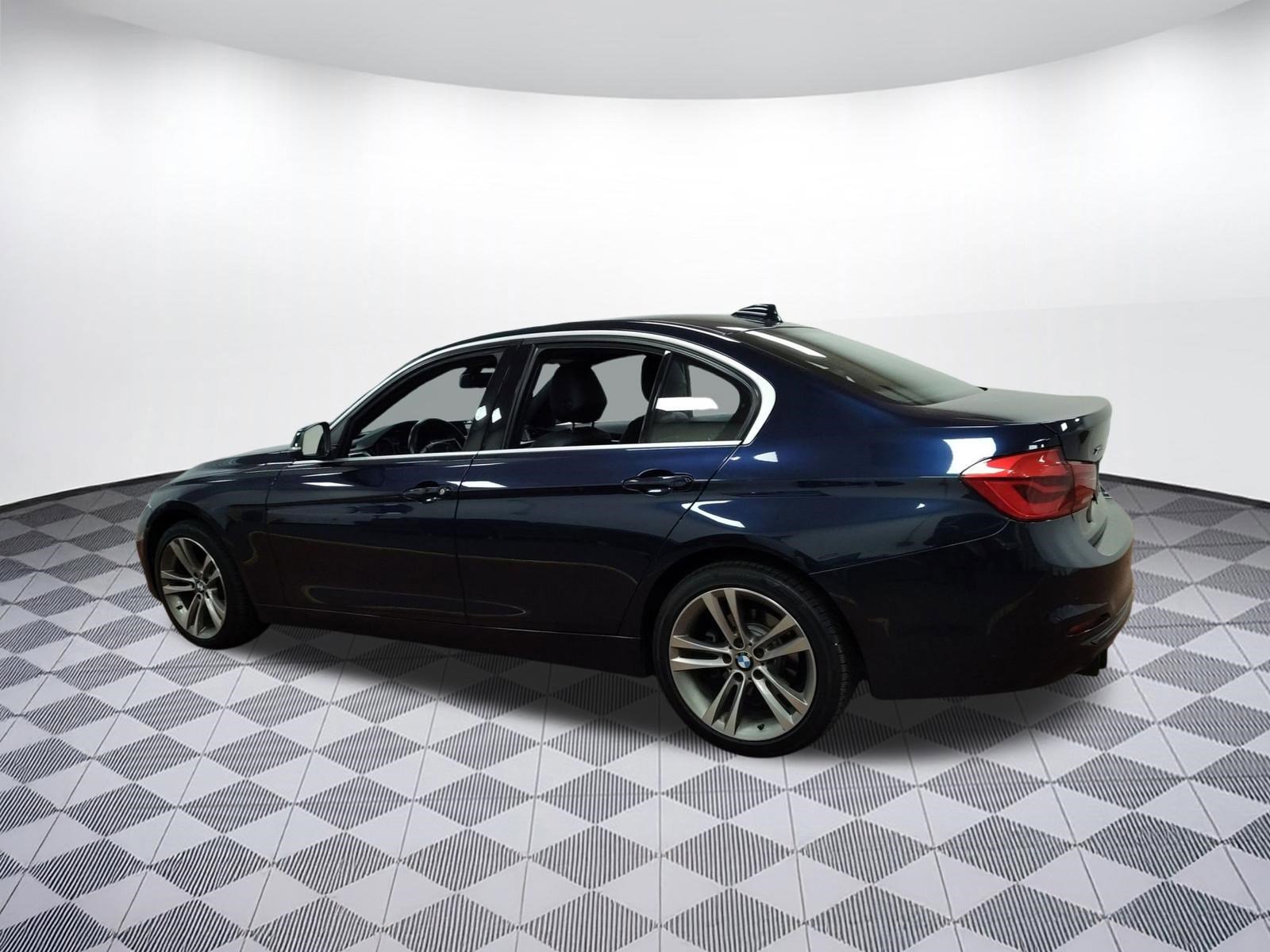 Used 2017 BMW 330i xDrive Sedan image 3