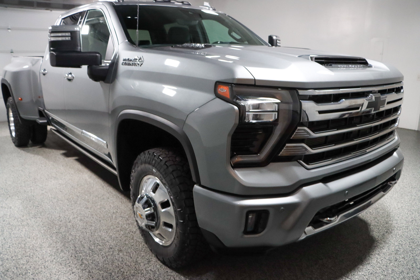 Used 2024 Chevrolet Silverado 3500 High Country w/ High Country Premium Package AWD/4WD image 5