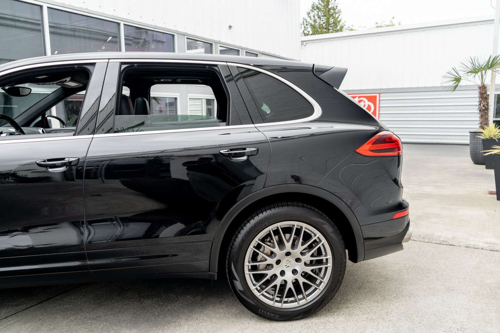 Used 2015 Porsche Cayenne S AWD/4WD image 4
