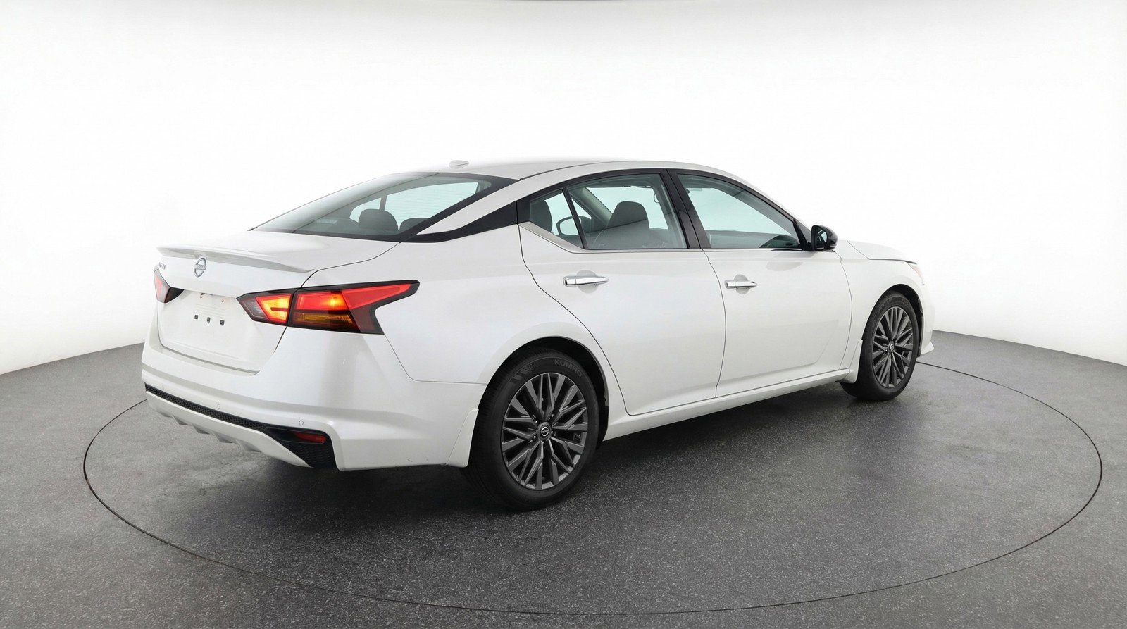 Used 2025 Nissan Altima 2.5 SV FWD image 9