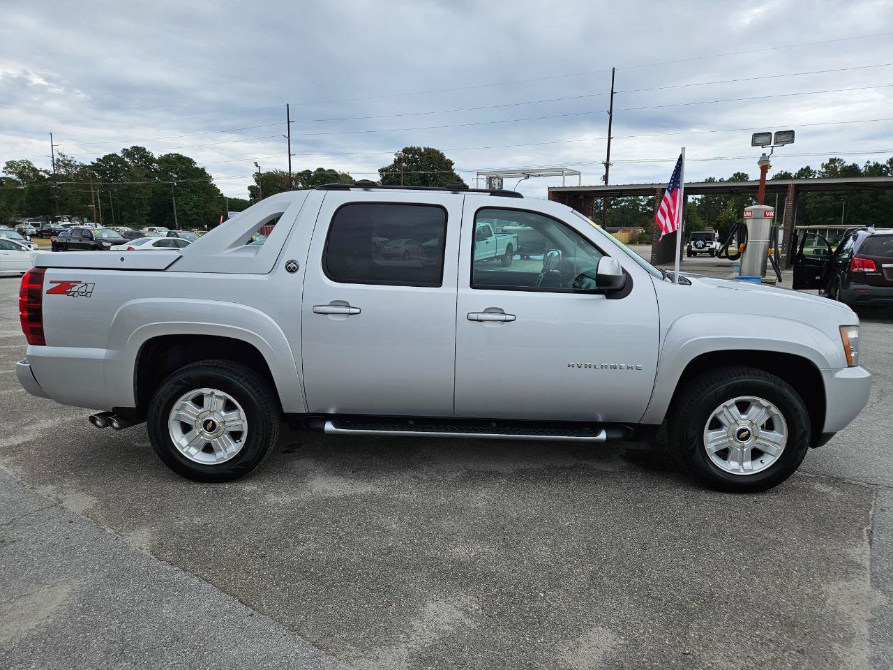 Used 2013 Chevrolet Avalanche LT AWD/4WD image 7