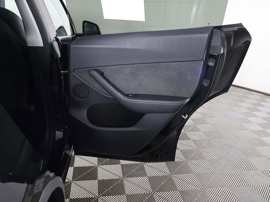 Used 2022 Tesla Model Y Long Range image 27