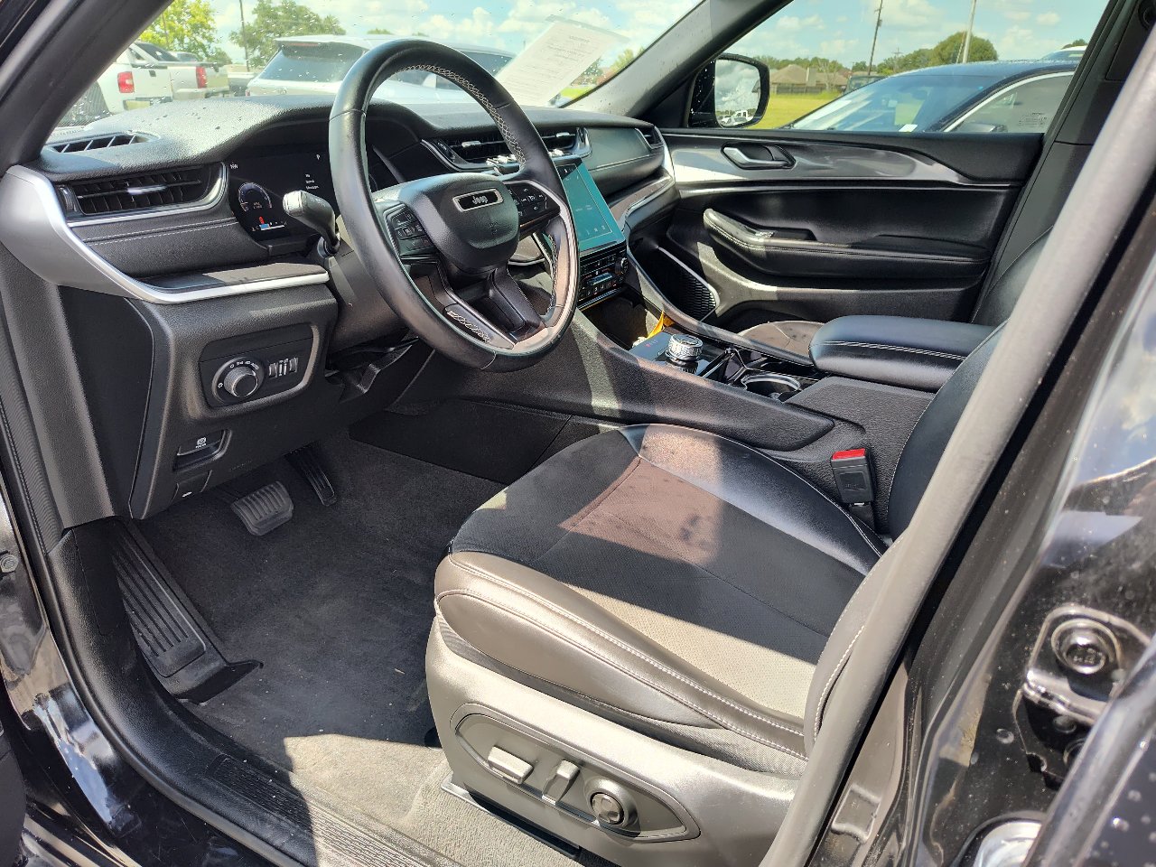 Used 2021 Jeep Grand Cherokee L Laredo image 2