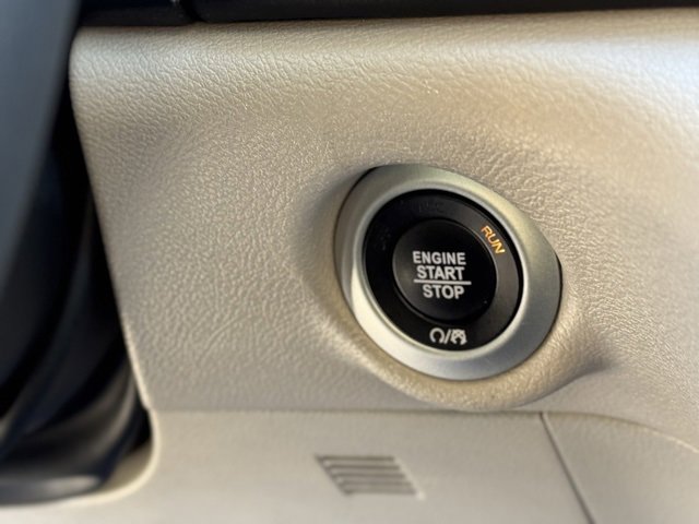 Used 2024 Chrysler Pacifica Touring-L image 18