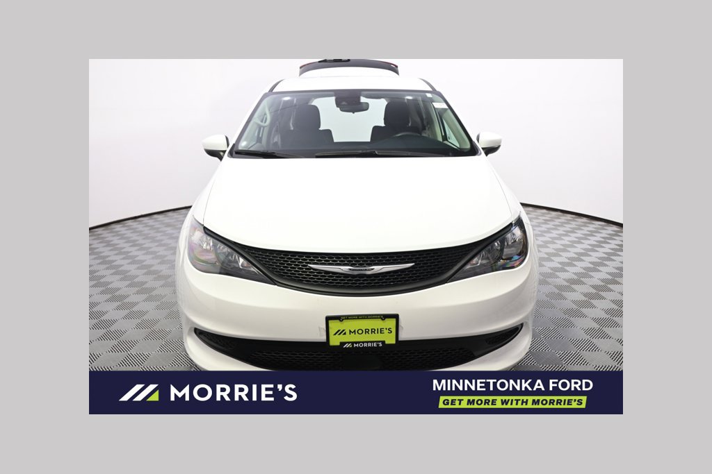 Used 2023 Chrysler Voyager LX FWD image 1