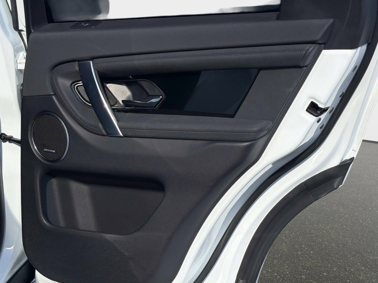 Used 2025 Land Rover Discovery Sport S image 24