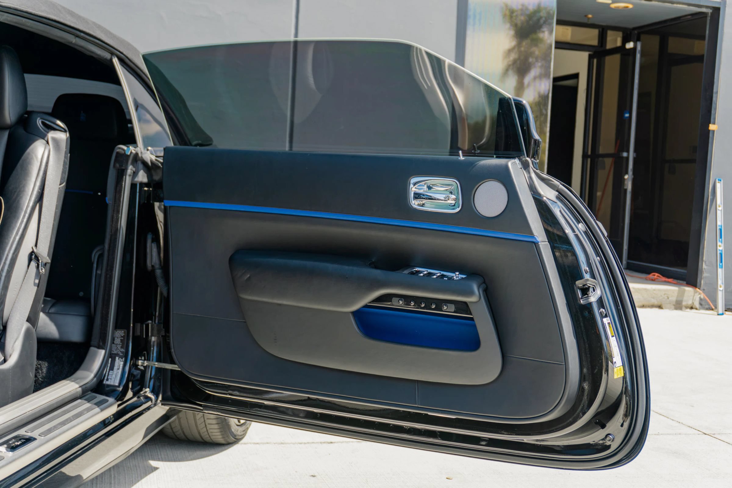 Used 2018 Rolls-Royce Dawn RWD image 51