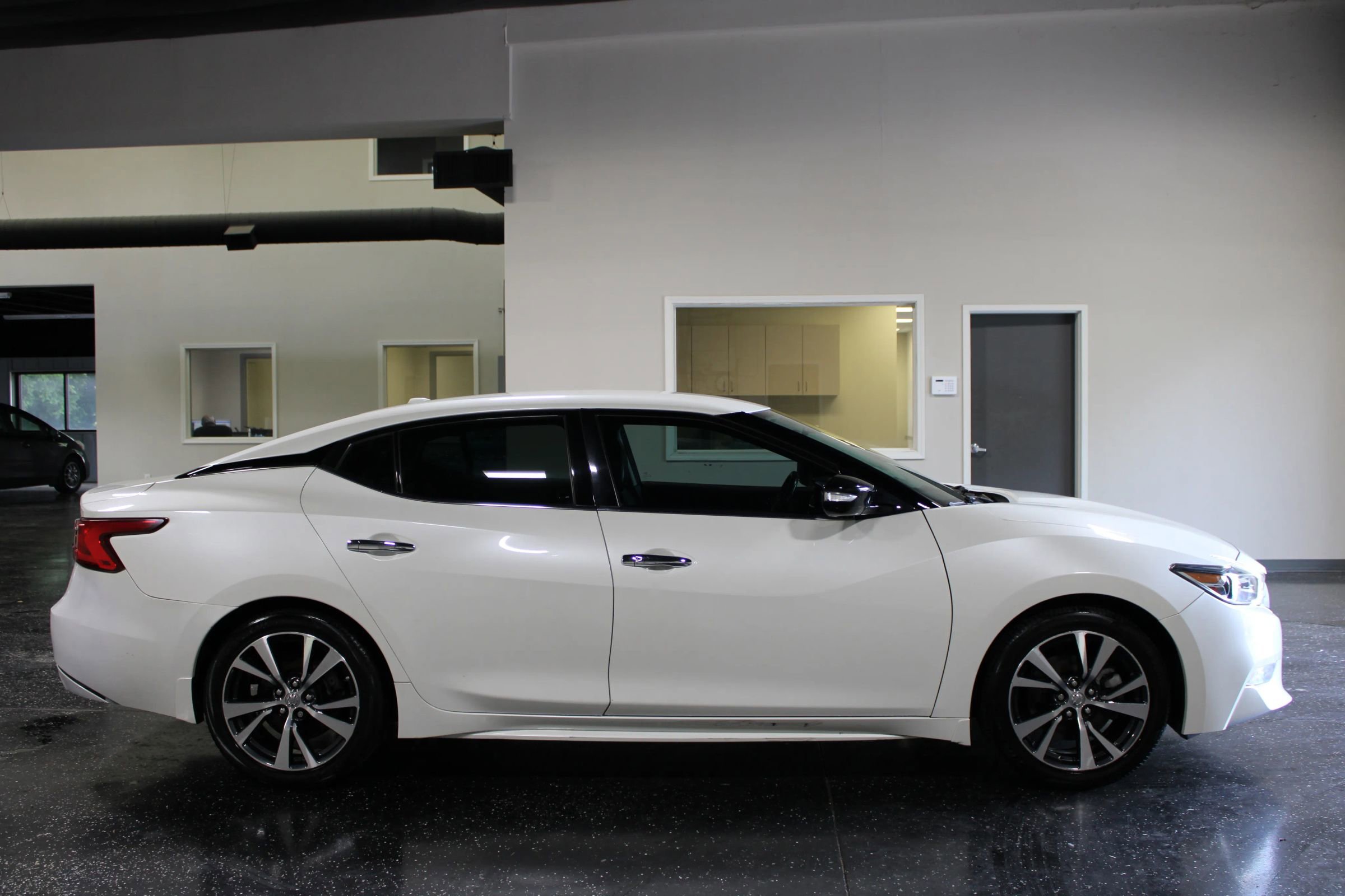 Used 2017 Nissan Maxima 3.5 SV FWD image 2