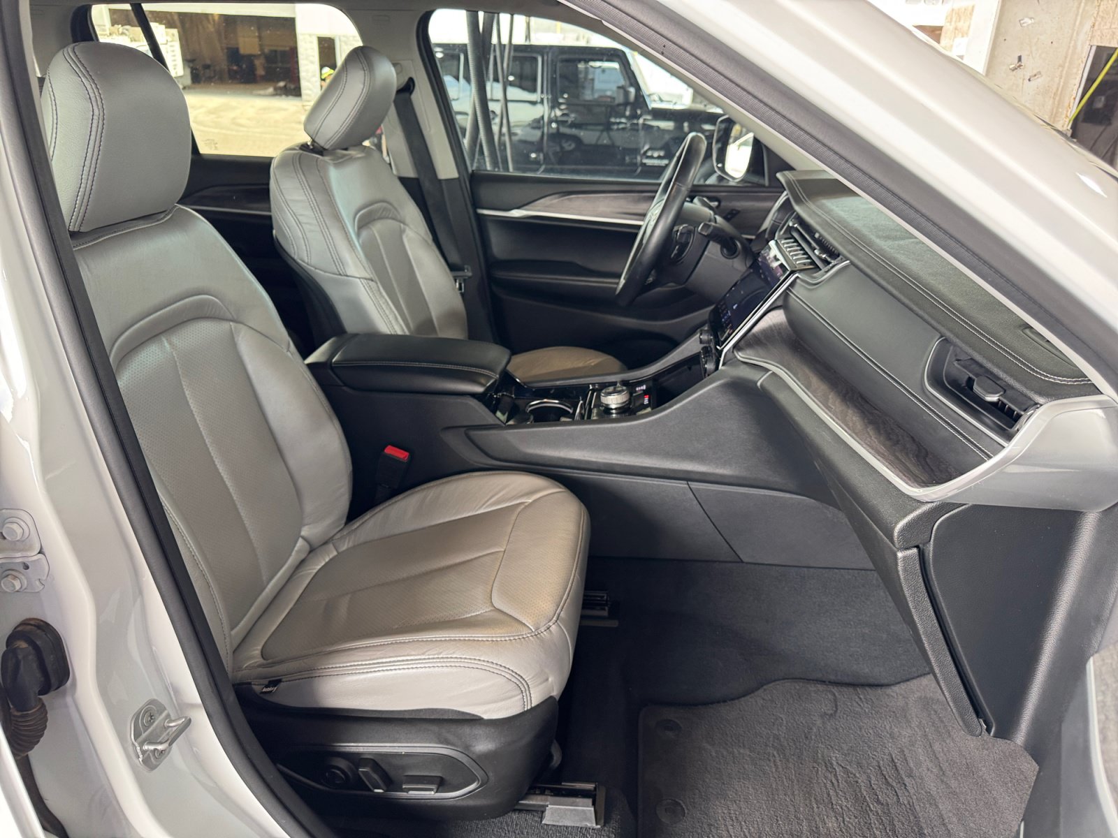 Used 2022 Jeep Grand Cherokee Limited AWD/4WD image 30