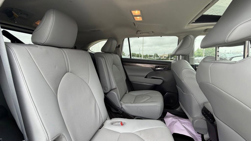 Used 2021 Toyota Highlander Limited AWD/4WD image 12