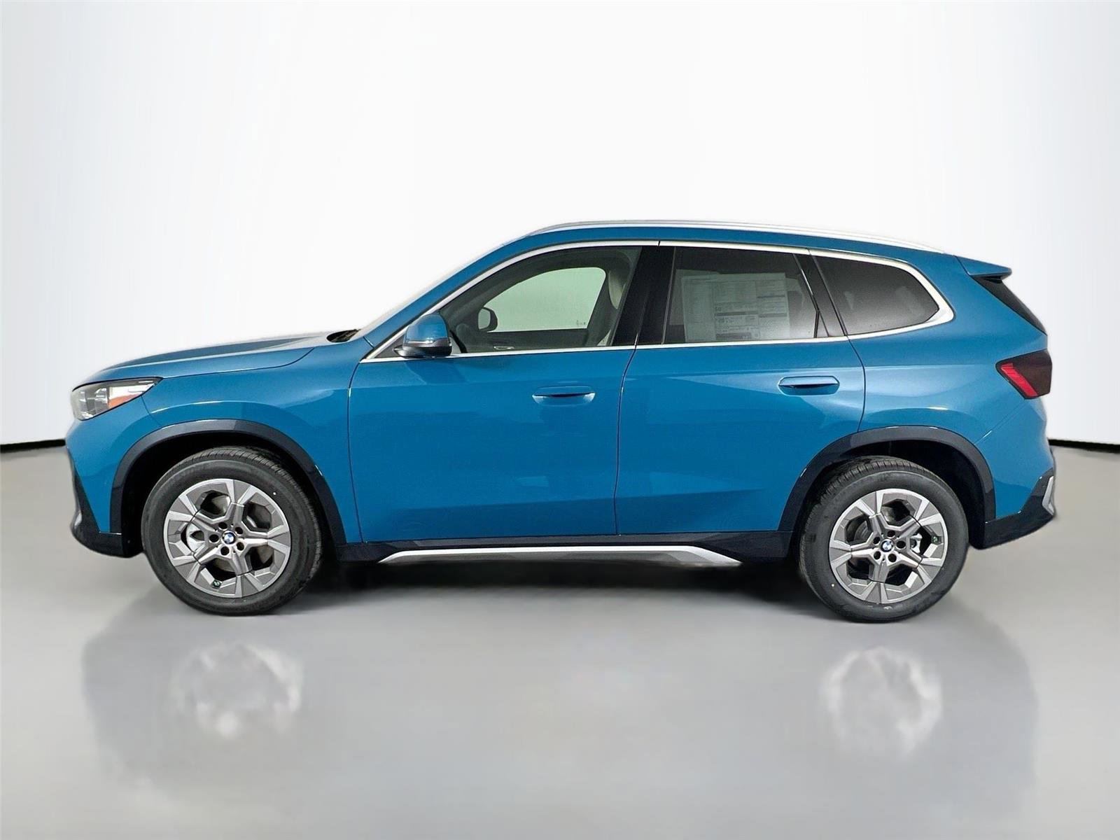 Used 2025 BMW X1 xDrive28i w/ Convenience Package AWD/4WD image 3