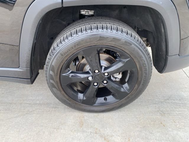 Used 2023 Jeep Grand Cherokee Limited w/ Black Appearance Package image 14