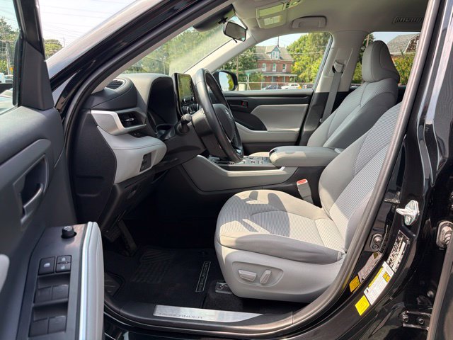 Used 2021 Toyota Highlander LE AWD/4WD image 13