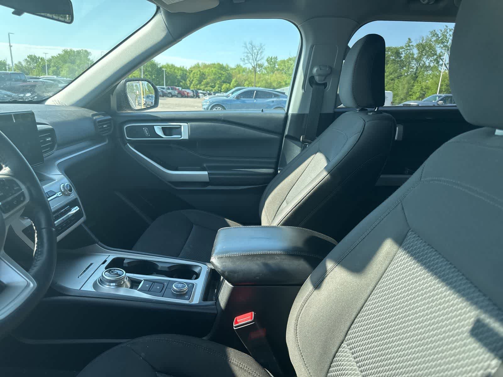 Used 2023 Ford Explorer XLT AWD/4WD image 29