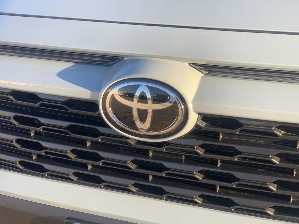 Used 2022 Toyota RAV4 XLE Premium image 29
