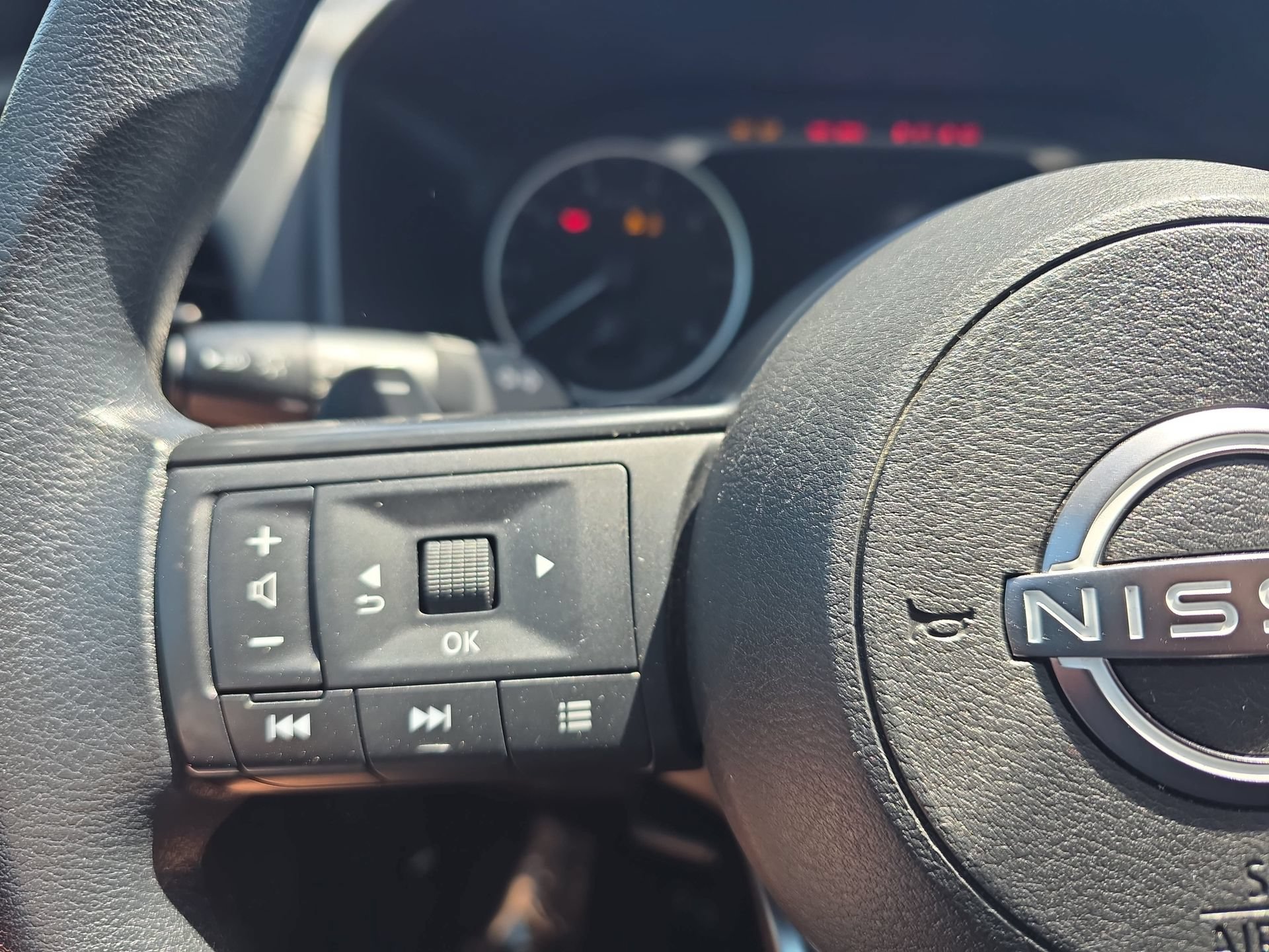 Used 2024 Nissan Rogue S FWD image 16