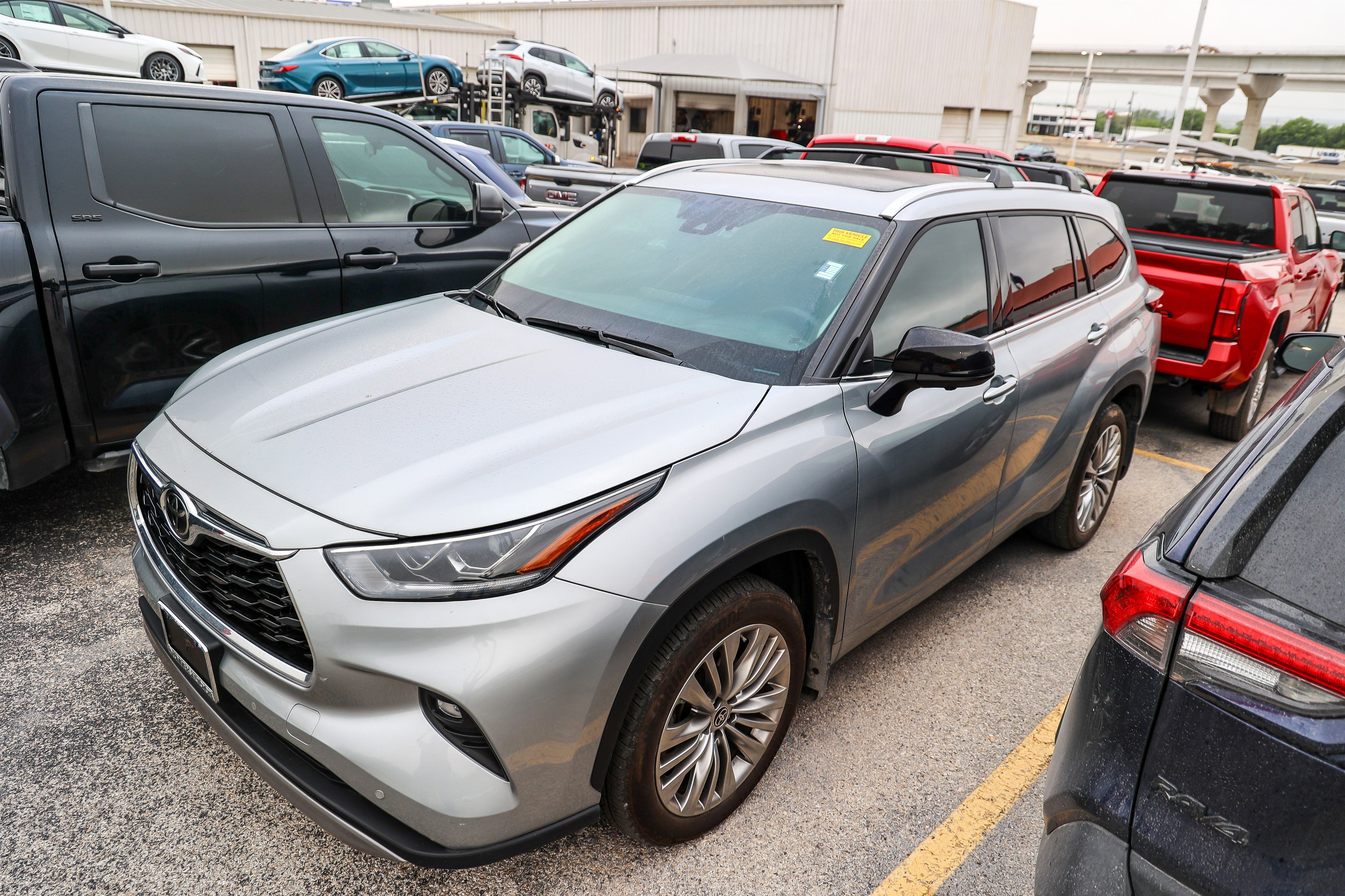 Used 2025 Toyota Highlander Platinum AWD/4WD image 3