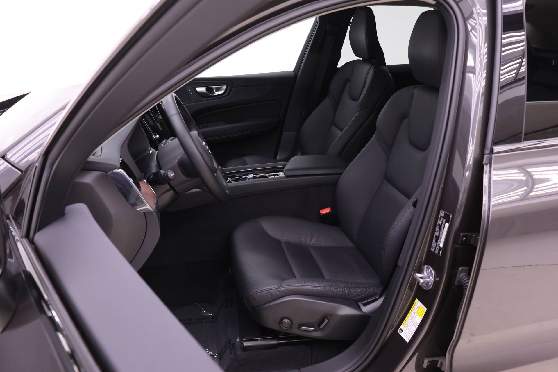 Certified 2024 Volvo XC60 B5 Plus image 7