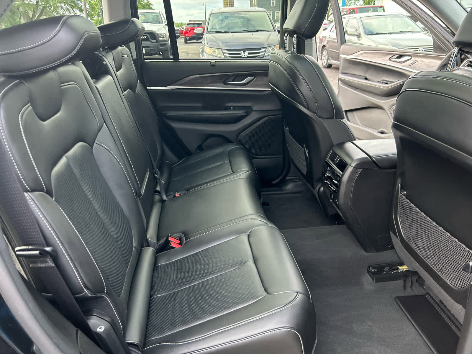 Used 2023 Jeep Grand Cherokee Limited w/ Luxury Tech Group II image 27