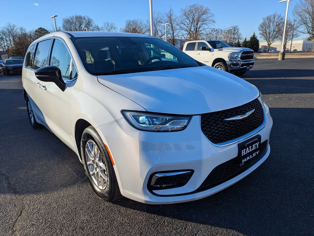 Used 2024 Chrysler Pacifica Touring-L image 2