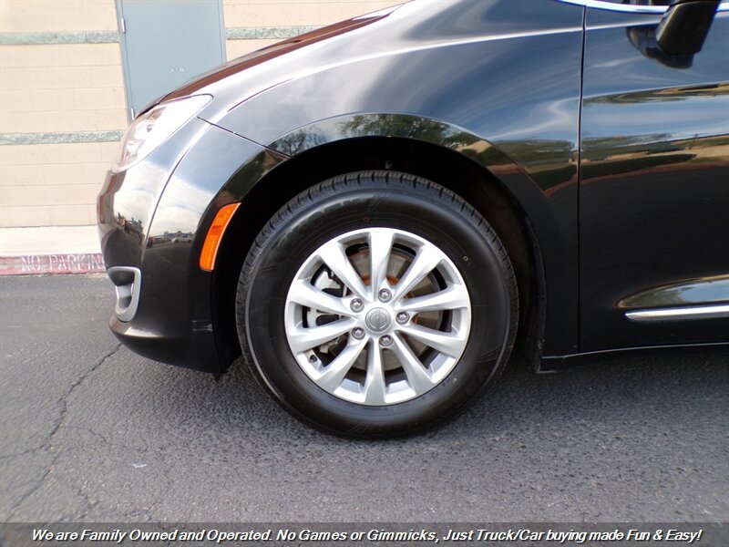 Used 2018 Chrysler Pacifica Touring-L FWD image 56