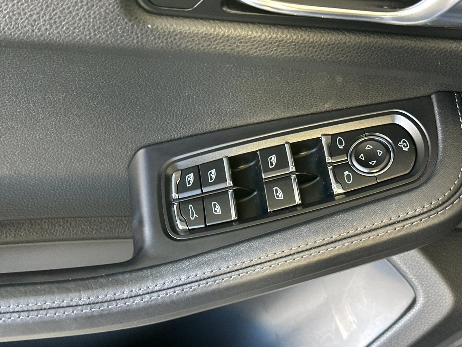 Certified 2023 Porsche Macan Turbo AWD/4WD image 13