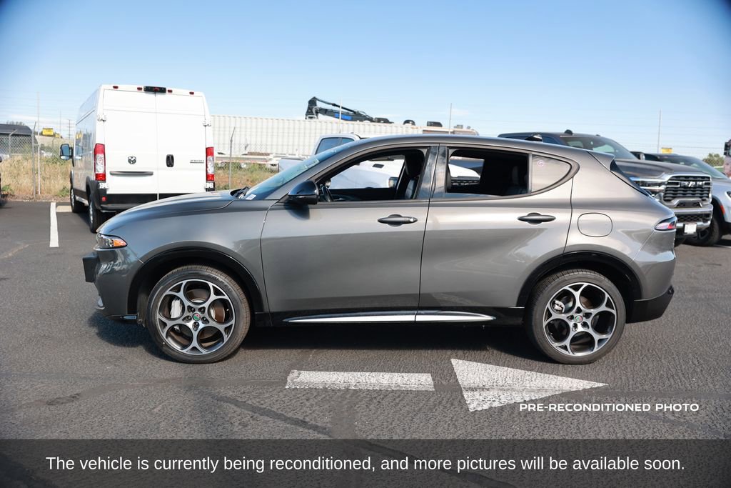 Used 2024 Alfa Romeo Tonale Ti w/ Premium Interior Package image 2