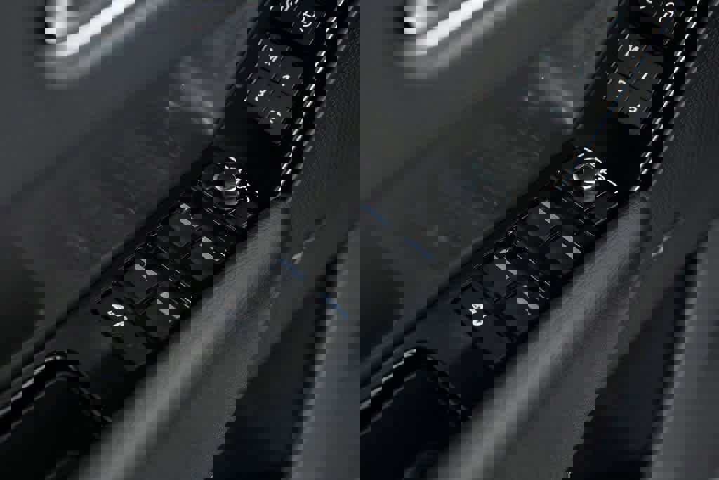 Used 2018 Land Rover Range Rover Velar S image 21