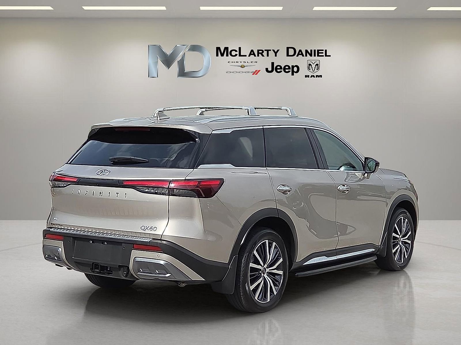 Used 2025 INFINITI QX60 Sensory w/ Vision Package AWD/4WD image 5