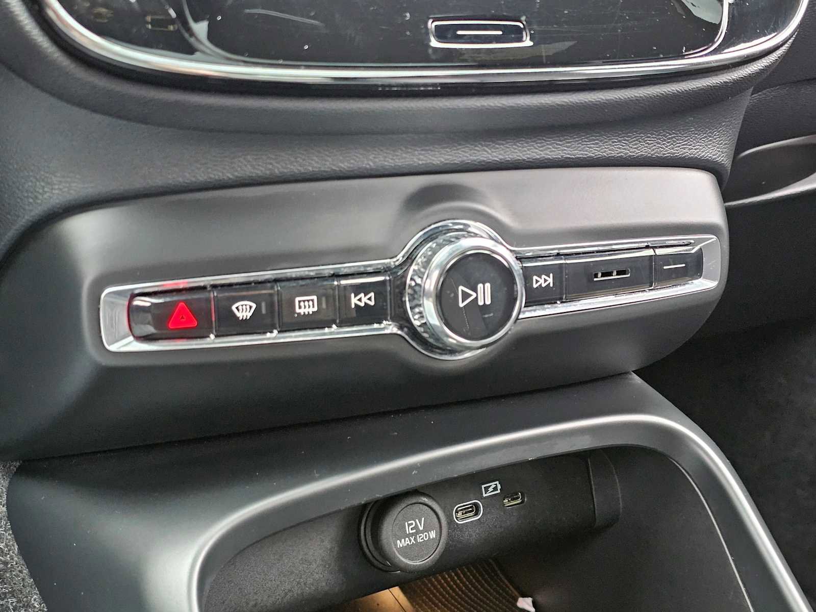 Certified 2025 Volvo XC40 B5 Plus image 24