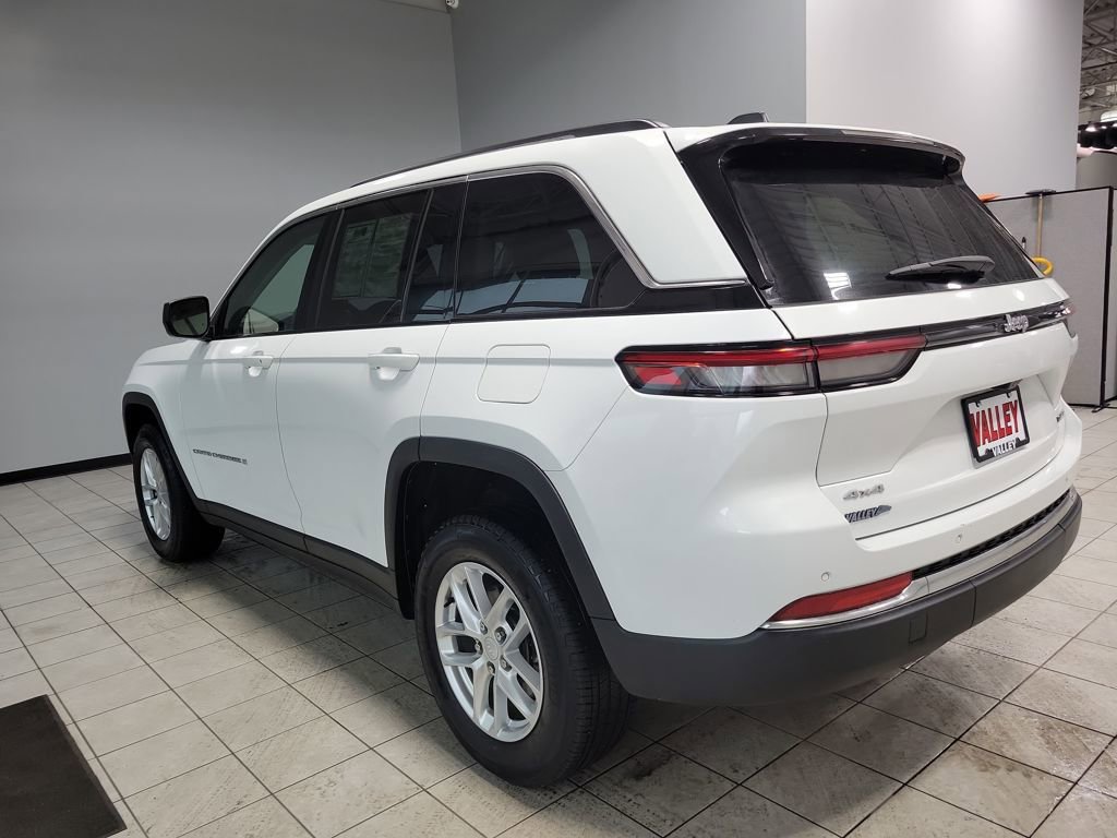 Used 2024 Jeep Grand Cherokee Laredo X image 13