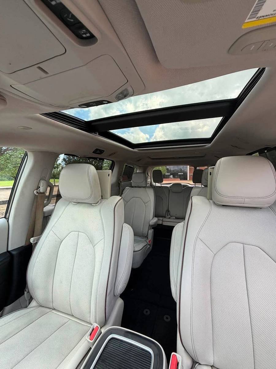 Used 2017 Chrysler Pacifica Limited FWD image 19