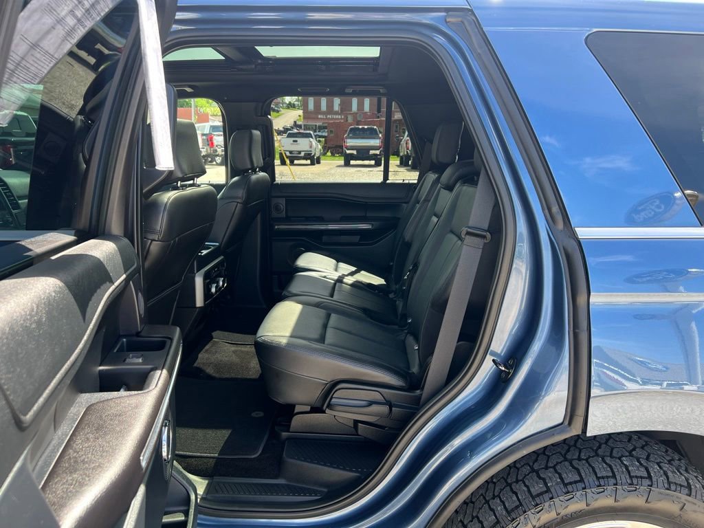 Used 2018 Ford Expedition XLT w/ Equipment Group 202A AWD/4WD image 16