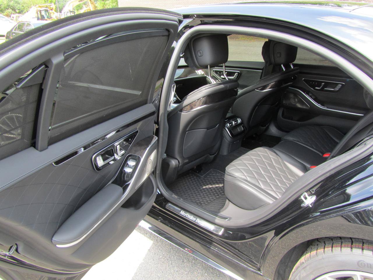 Used 2022 Mercedes-Benz S 580 4MATIC Sedan w/ AMG Line Package image 19