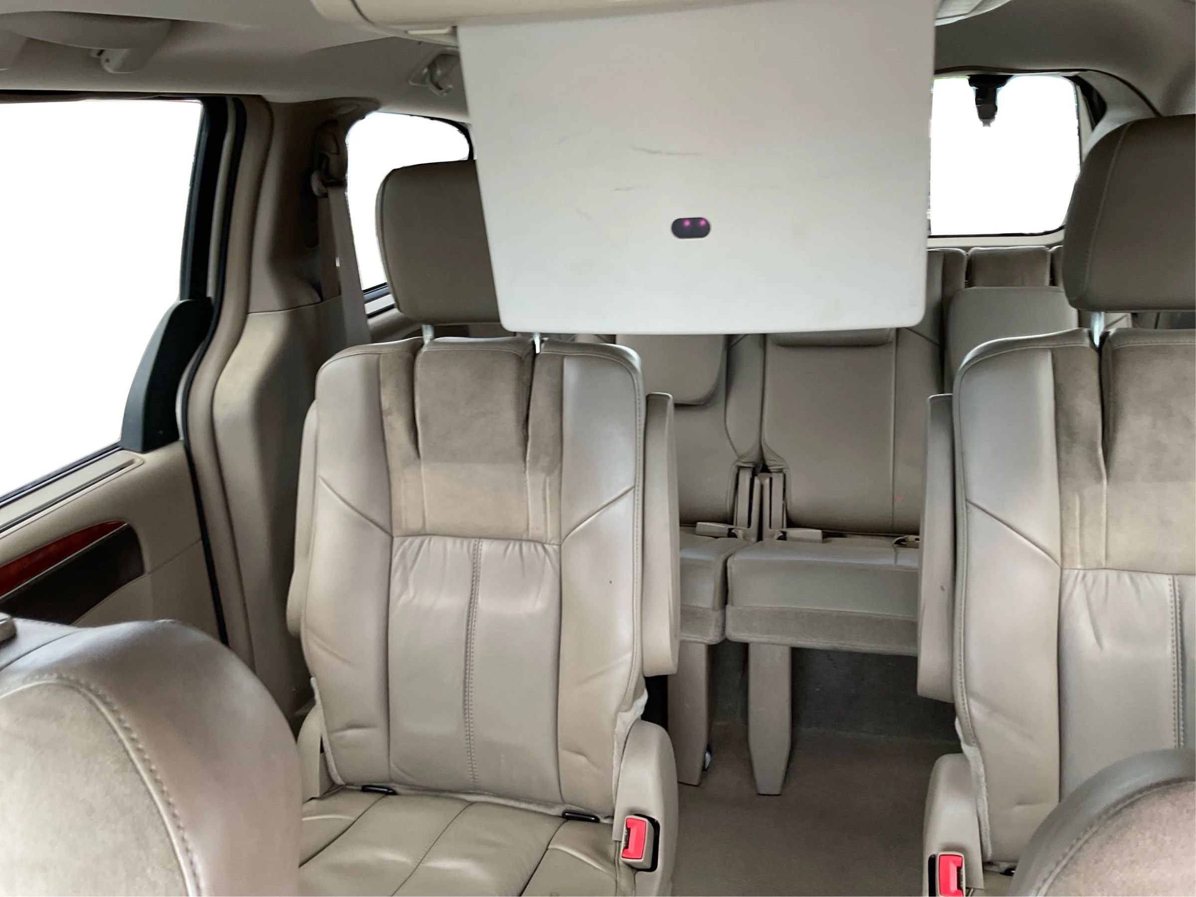 Used 2014 Chrysler Town & Country Limited w/ Luxury Group FWD image 14