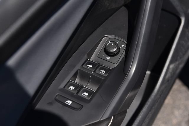 Certified 2025 Volkswagen Jetta SE w/ Black Wheel Package FWD image 8